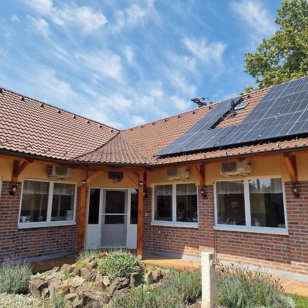 Holiday Apartmanhaz Gyula Exteriér fotografie